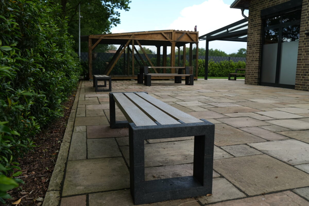 Govaplast Matrix parkmeubilair voor Beton und Monier Bau GmbH 3 Govaplast Matrix zitbank zonder rugleuning op terras naast buitenverblijf in Nordhorn